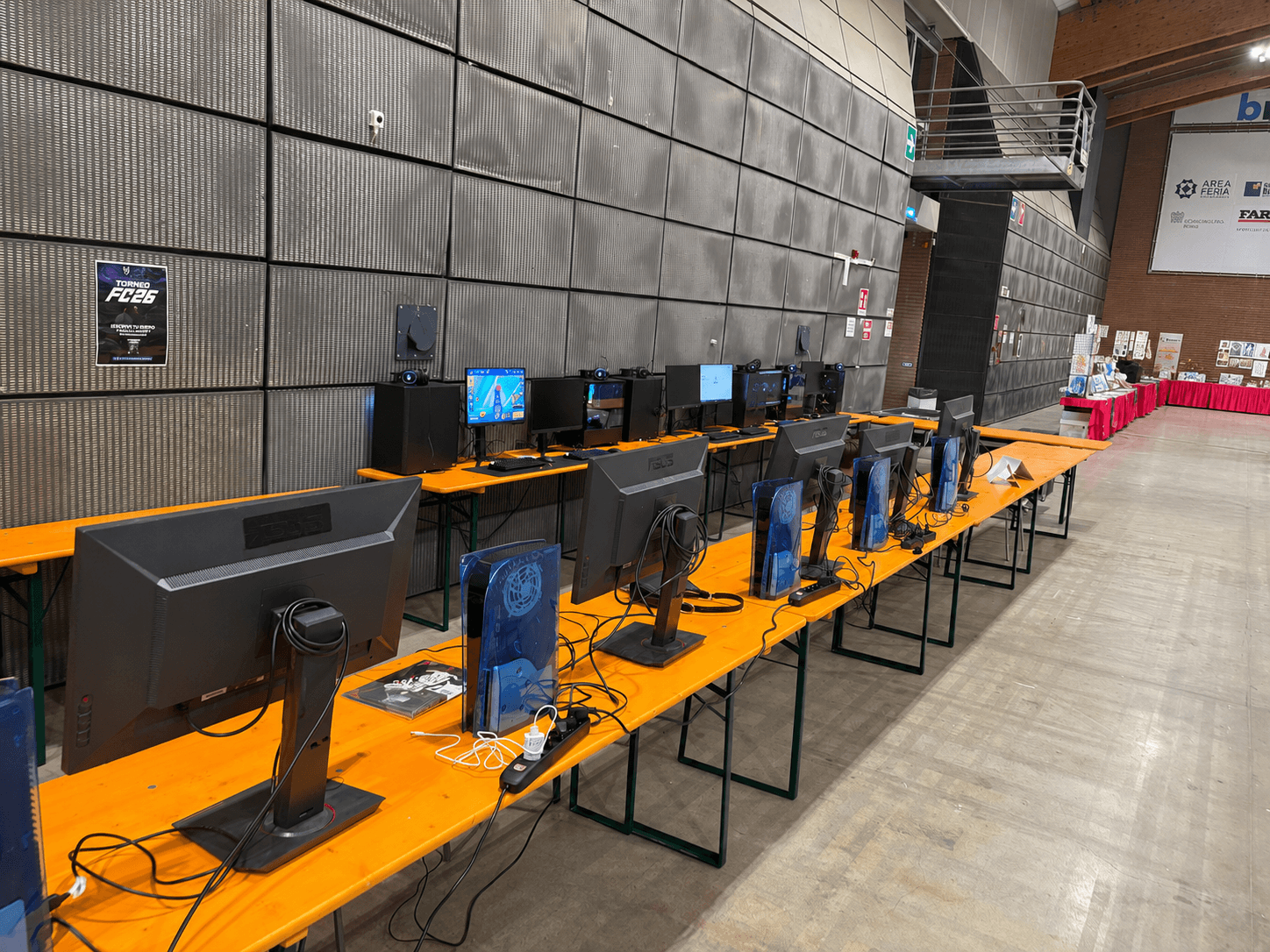 Postazioni gaming allestite per un evento EGAMEX